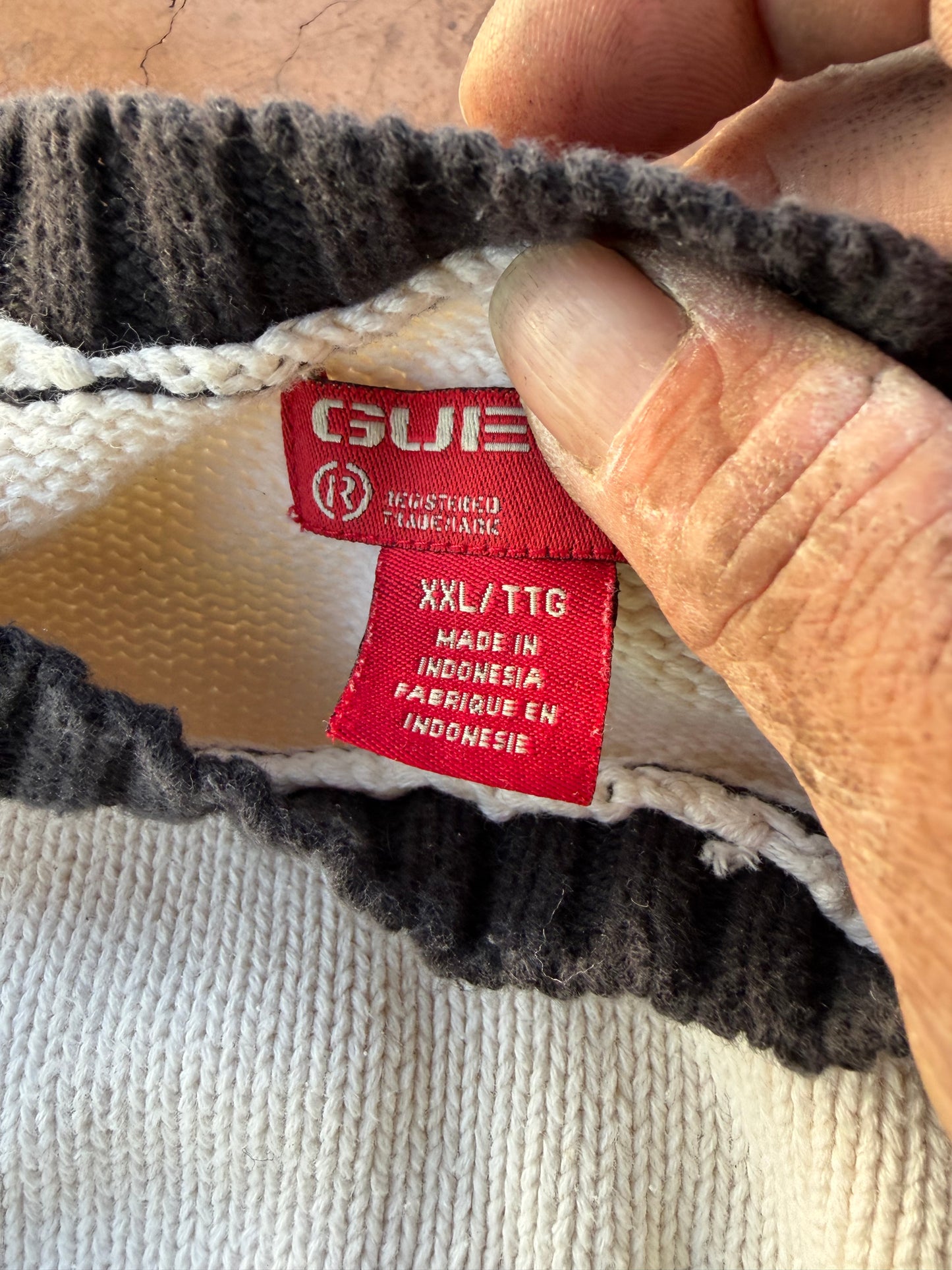 Guess thick cotton sweater white and black size XXL…