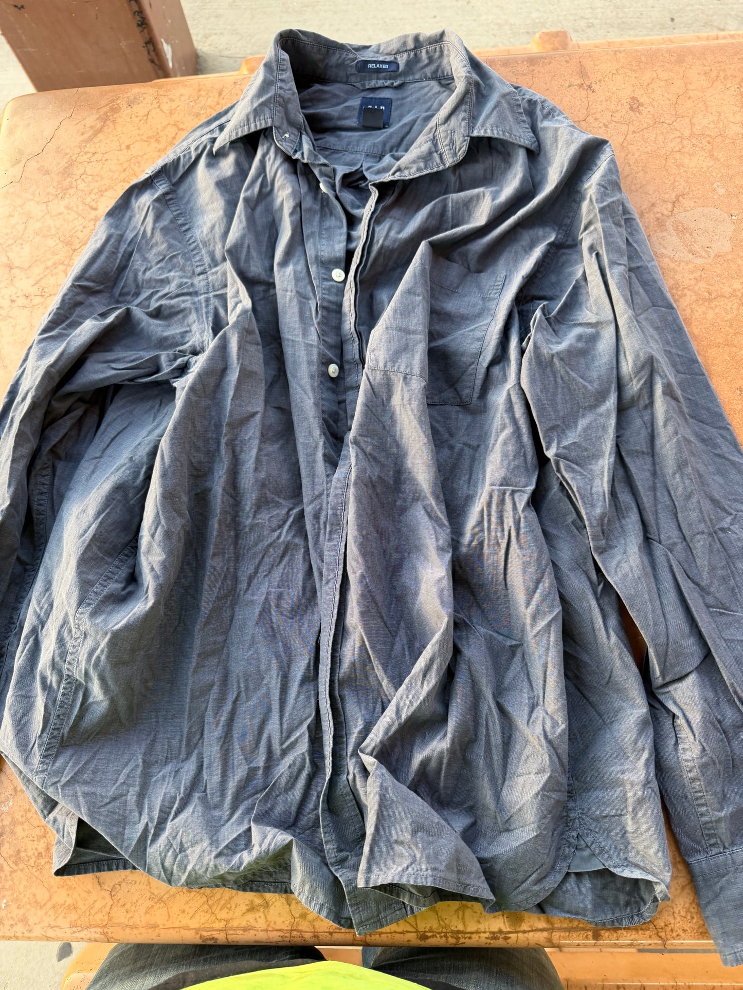 Gap dress up button down shirt men’s size Large dark gray color …