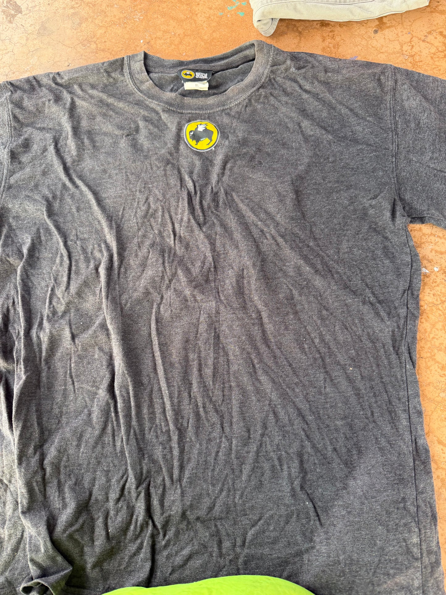 Buffalo Wild Wings tee shirt gray with logo size XL …