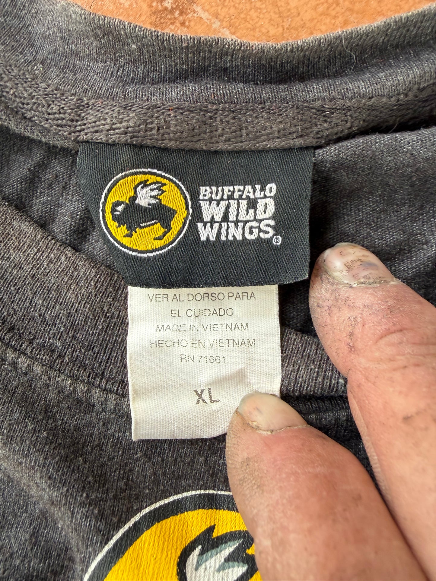 Buffalo Wild Wings tee shirt gray with logo size XL …