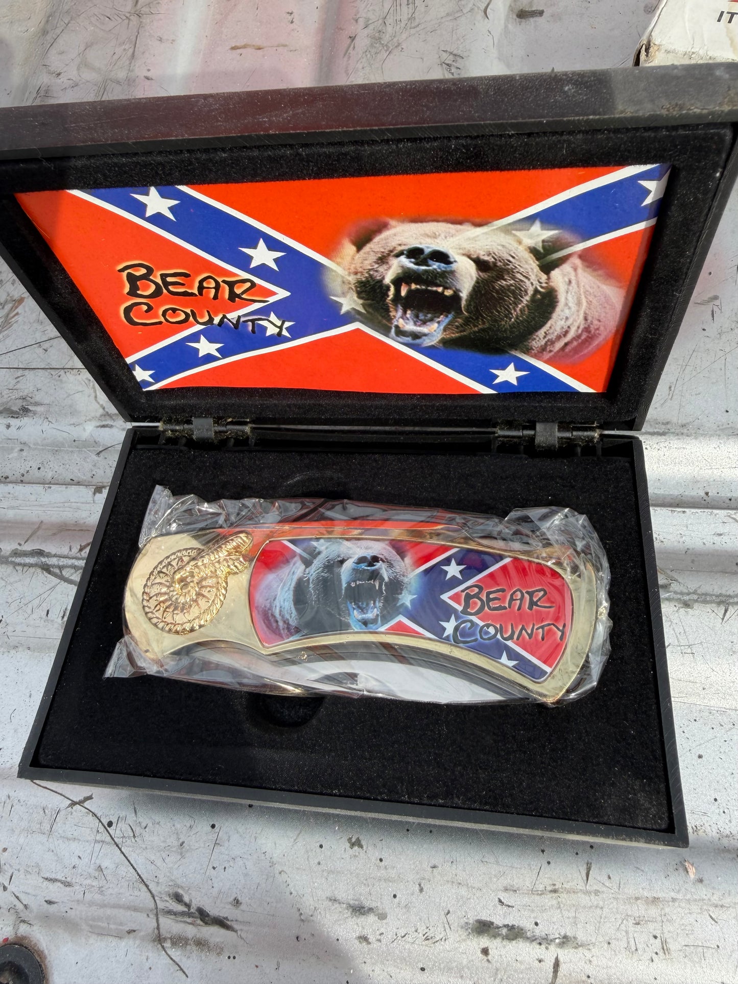 Bear Country lock blade knife new in case. With case 3.5 inch …