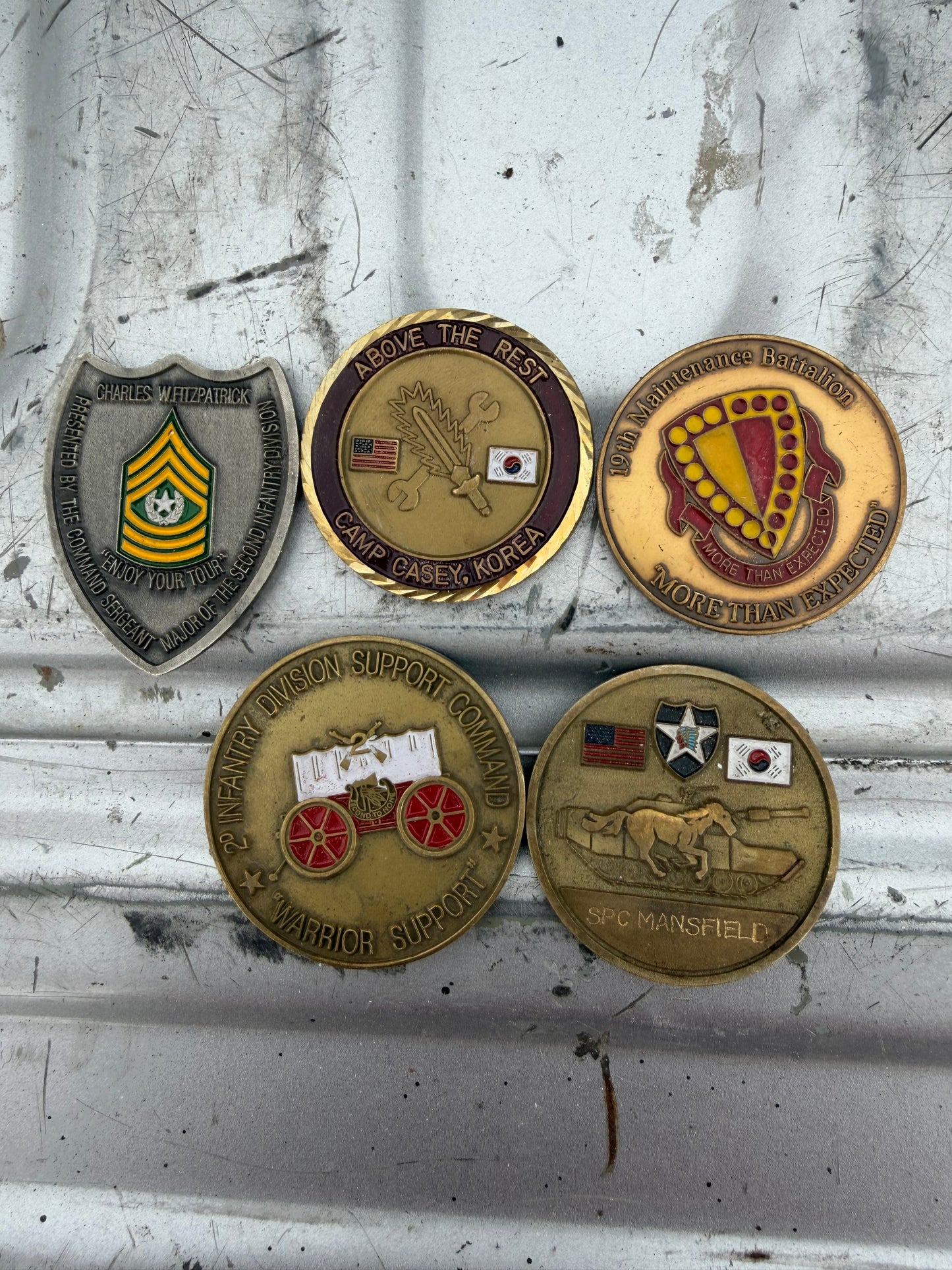 Military medals 5ea. Brass medal with different colors and symbol…
