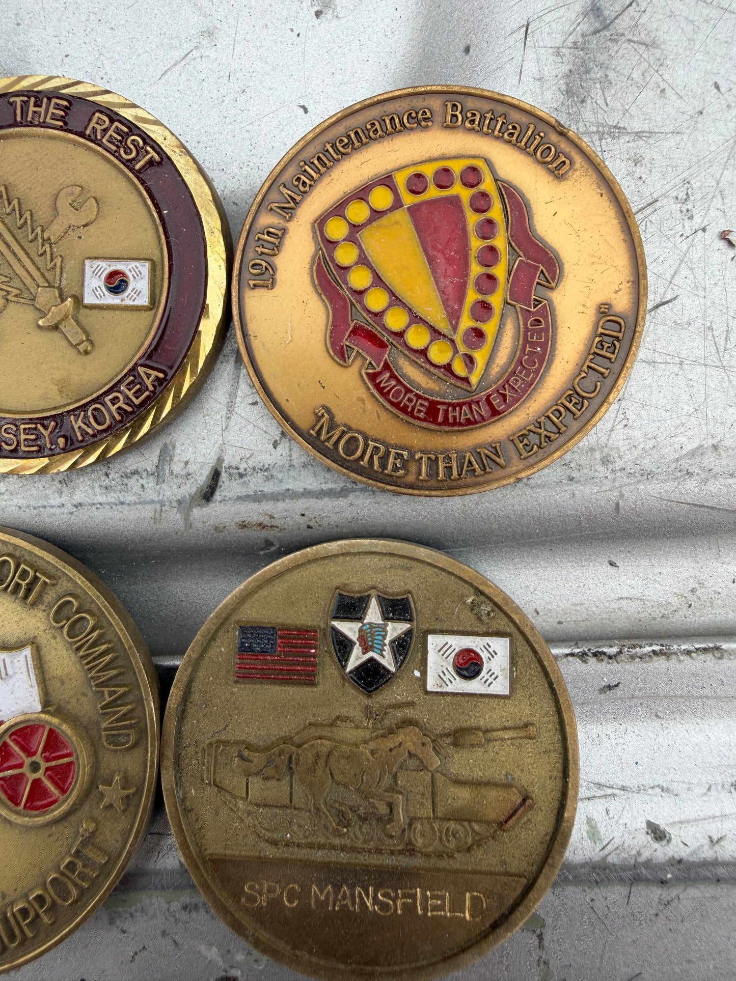 Military medals 5ea. Brass medal with different colors and symbol…