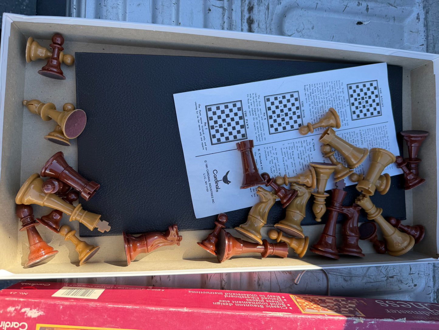 Chess game tournament size and color plastic game pieces…