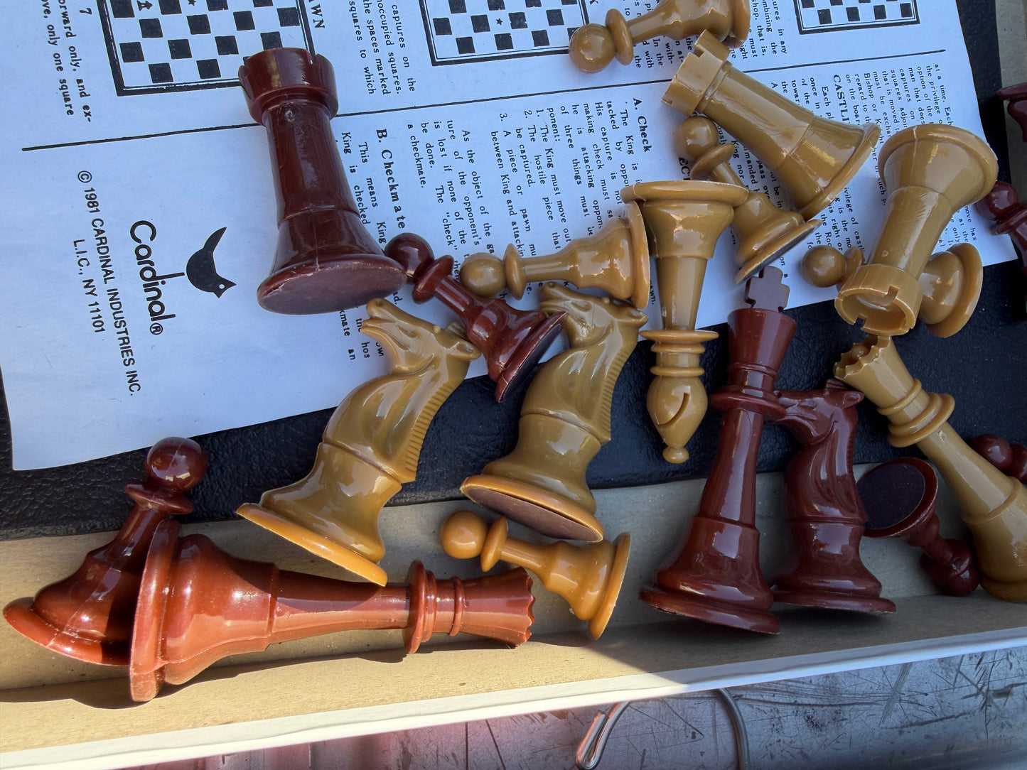 Chess game tournament size and color plastic game pieces…