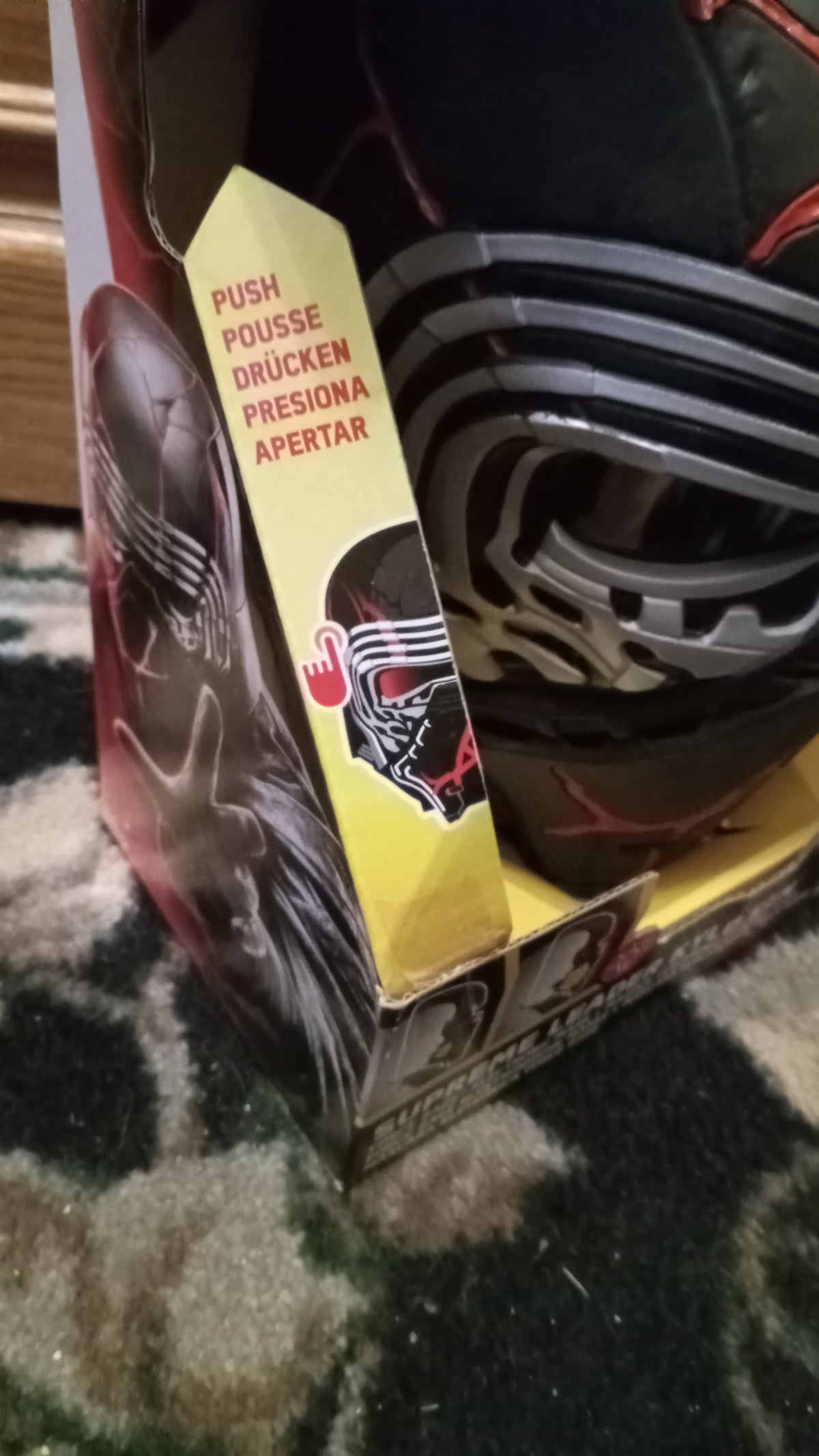 Star Wars: The Rise of Skywalker Supreme Leader Kylo Ren Force Rage Electronic Mask (Hasbro)